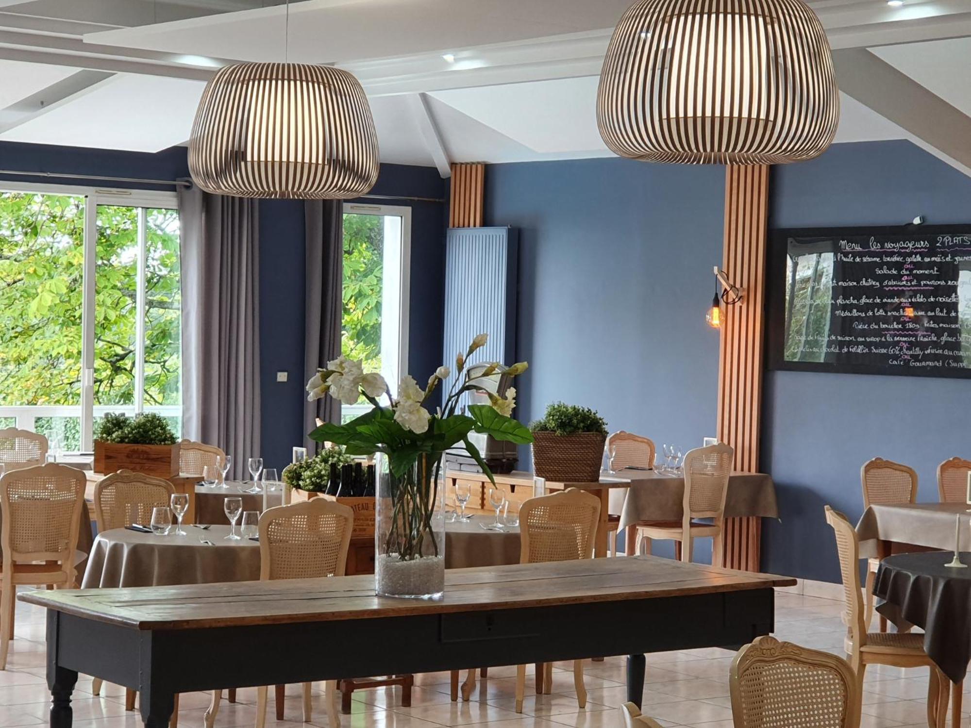 Hotel Restaurant Les Voyageurs Montaigu-Vendee Exterior foto