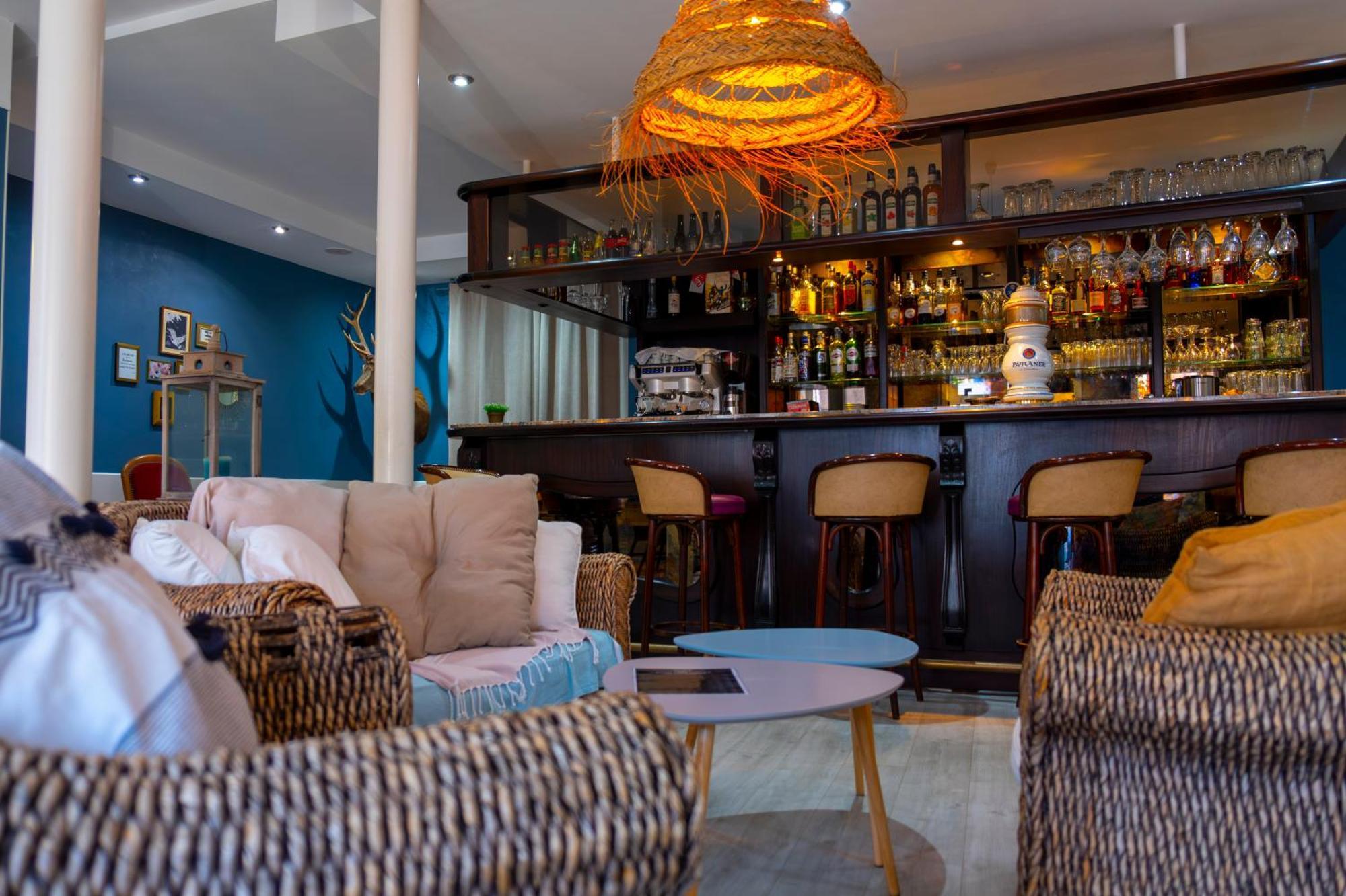 Hotel Restaurant Les Voyageurs Montaigu-Vendee Exterior foto